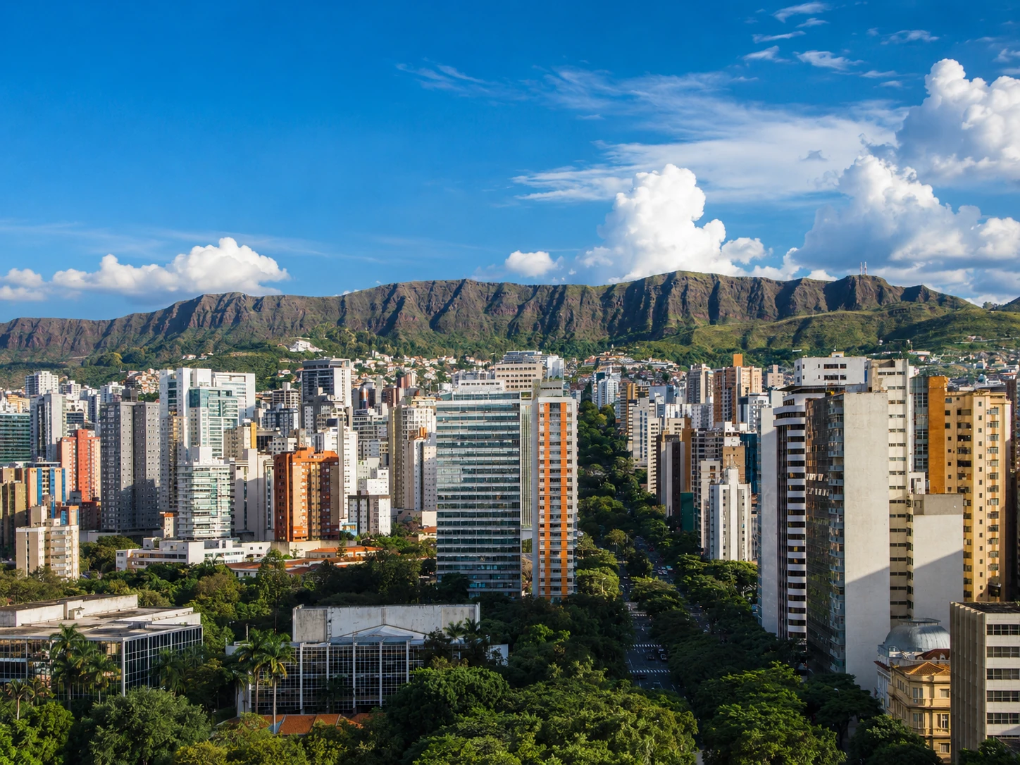 Vista de Belo Horizonte com a Serra do Curral ao fundo